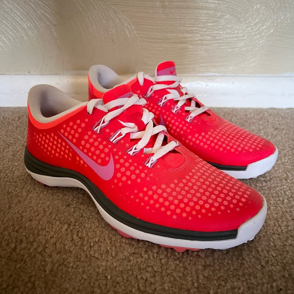 Size 7 B Wms Nike Golf Shoes